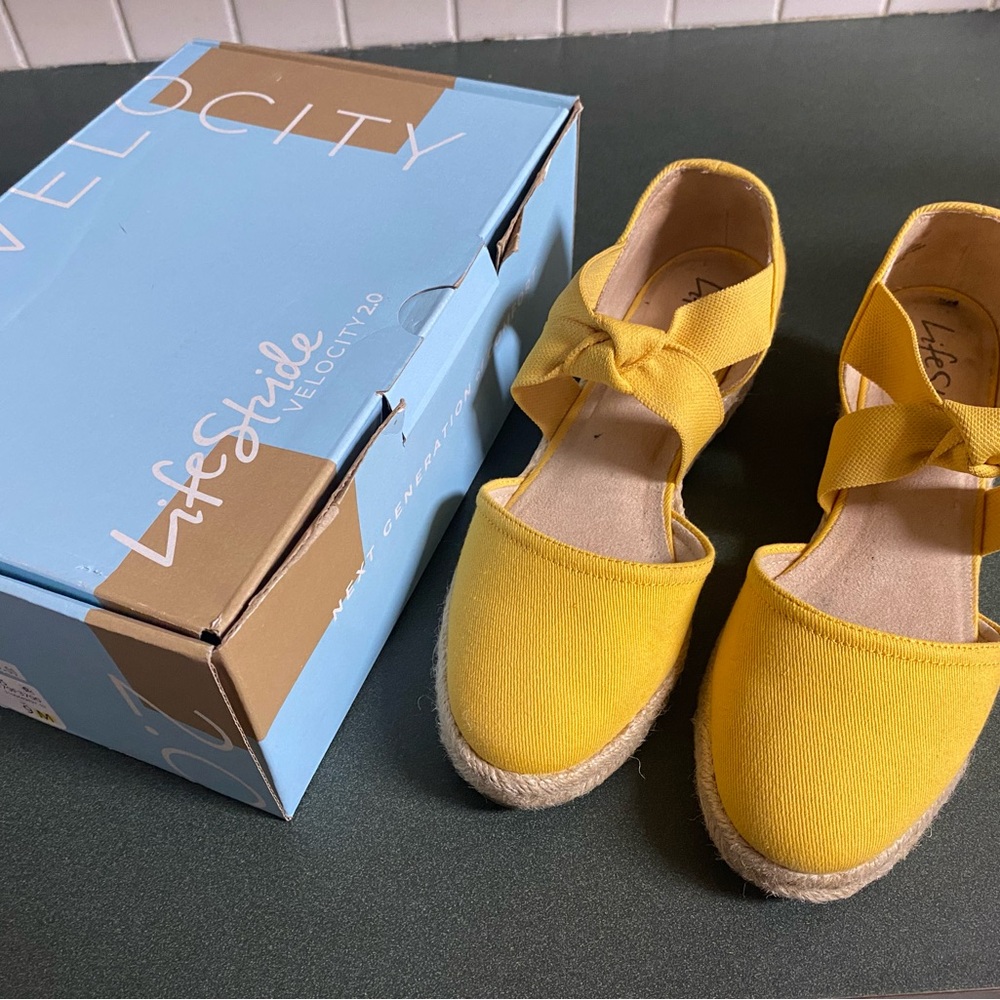 Life Stride Kascade Marigold Yellow Wedge Sandals, size 9M, Excellent Condition